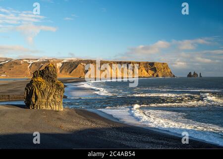 En regardant vers la plage de Reynisfjarar depuis le plateau de Dyrholaey sur la côte sud de l'Islande. La vue est tout simplement magnifique ! Banque D'Images