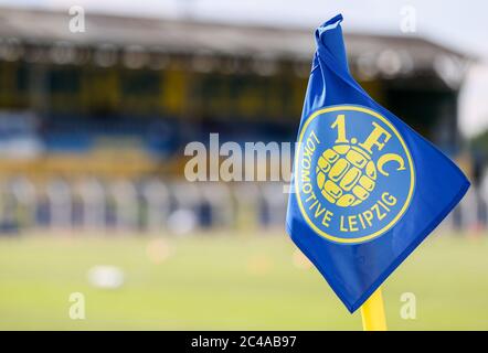 Leipzig, Allemagne. 25 juin 2020. Football: Ligue régionale - promotion à la 3ème division, première jambe, Lok Leipzig - SC Verl au stade Bruno-Plache. Le drapeau d'angle avec la crête du 1er FC Lokomotive Leipzig dans le stade. (Remarque importante : le DFB interdit l'utilisation d'images de séquence sur Internet et sur des supports en ligne pendant le match (y compris la moitié du temps). Période d'embargo ! Le DFB permet la publication et l'utilisation ultérieure des images sur les appareils mobiles (en particulier les MMS) et par DVB-H et DMB seulement après la fin du jeu. Crédit : Jan Woitas/dpa-Zentralbild/dpa/Alay Live News Banque D'Images