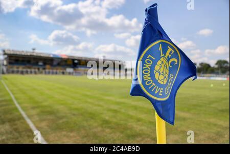 Leipzig, Allemagne. 25 juin 2020. Football: Ligue régionale - promotion à la 3ème division, première jambe, Lok Leipzig - SC Verl au stade Bruno-Plache. Le drapeau d'angle avec la crête du 1er FC Lokomotive Leipzig dans le stade. (Remarque importante : le DFB interdit l'utilisation d'images de séquence sur Internet et sur des supports en ligne pendant le match (y compris la moitié du temps). Période d'embargo ! Le DFB permet la publication et l'utilisation ultérieure des images sur les appareils mobiles (en particulier les MMS) et par DVB-H et DMB seulement après la fin du jeu. Crédit : Jan Woitas/dpa-Zentralbild/dpa/Alay Live News Banque D'Images