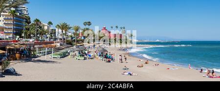 Vue sur Playa de Arroyo de la miel y los Melilleros à Castillo Bi-il, Benalmadena Costa, Costa del sol, Malaga Province, Espagne. Banque D'Images