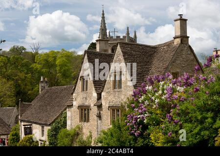Le Castle Inn et Cotswold cottages, Castle Combe, Wiltshire, Angleterre, Royaume-Uni, Europe Banque D'Images