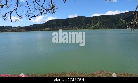 Le lac de Furnash est un joyau des Açores. Belle nature, eau merveilleuse, île merveilleuse de San Miguel Banque D'Images