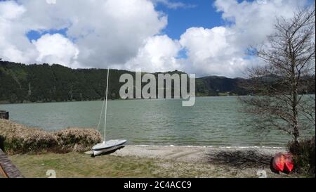 Le lac de Furnash est un joyau des Açores. Belle nature, eau merveilleuse, île merveilleuse de San Miguel Banque D'Images