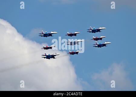 Les avions de chasse de la Force aérienne russe MIG-29 Fulcrum effectuent un vol de démonstration dans le ciel pendant la parade de la victoire Banque D'Images