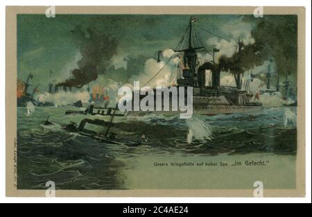 Carte postale historique allemande : notre flotte de guerre en haute mer 'au combat', la flotte ennemie est en feu, la Marine allemande impériale, la guerre mondiale un 1914-1918 Banque D'Images