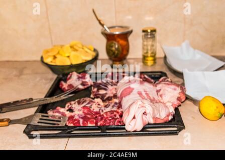 Différents types de viande crue sur les tables. Sur fond rustique. Banque D'Images