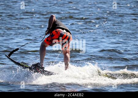 Jet surf sur une eau, homme sur jet surf. Surfeur sur la mer, sports d'été Banque D'Images