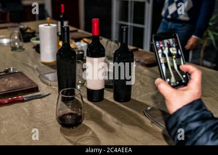 Le concept de consommation de vin. Bouteilles de vin, verres. Bouteilles de vin avec espace pour écrire.espace pour écrire du texte. Banque D'Images