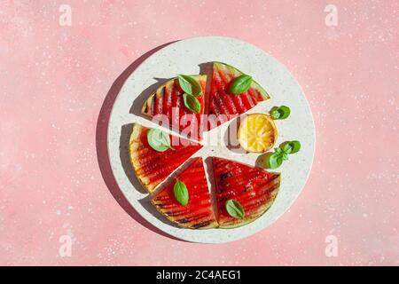 tranches de pastèque grillées au citron et au basilic. dessert d'été Banque D'Images