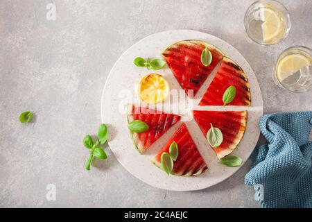 tranches de pastèque grillées au citron et au basilic. dessert d'été Banque D'Images
