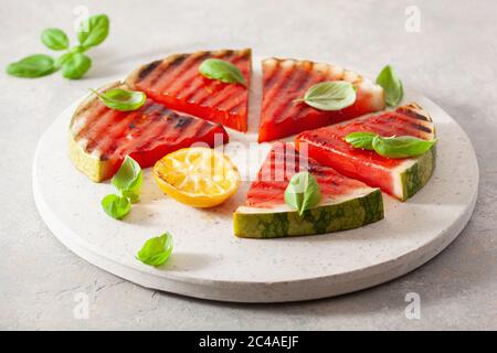 tranches de pastèque grillées au citron et au basilic. dessert d'été Banque D'Images