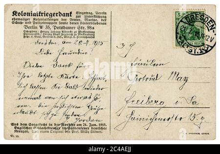 Le verso d'une carte postale historique allemande : texte manuscrit à l'encre, 5 pfenings timbre-poste Valkyrie avec annulation, Dresde, 1915 Banque D'Images