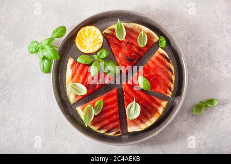 tranches de pastèque grillées au citron et au basilic. dessert d'été Banque D'Images