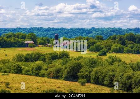 Vue sur la campagne depuis la Natchez Trace parkway dans le Tennessee, États-Unis. Banque D'Images