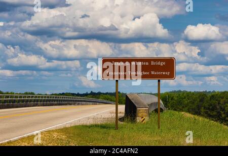 Panneau indiquant le pont Jamie L. Whitten qui traverse la voie navigable Tennessee Tombigbee sur la voie navigable Natchez Trace. Banque D'Images