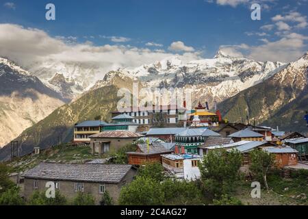 La chaîne de Kinner Kailash est le décor du village himalayan de Kalpa, à Kinnaur, en Inde. Banque D'Images