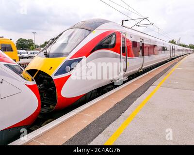 09e juin 2020 – Retford, Royaume-Uni. Juste l'un des centaines de trains rapides, passant la gare de Retford, qui courent et descendent la campagne ta Banque D'Images