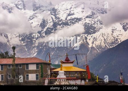 L'ancien monastère bouddhiste jaune avec le toit de la montagne de Kinner Kailash dans le village de Kalpa à Kinnaur, en Inde Banque D'Images