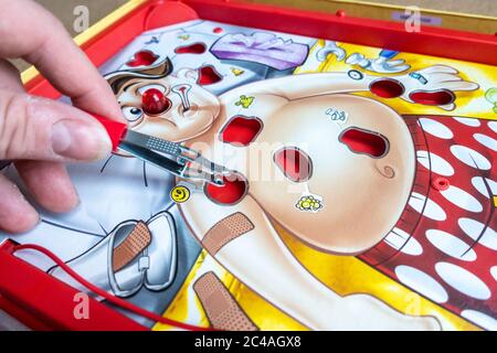 'Operation' est un jeu de Hasbro, inventé par John Spinello en 1964, il nécessite de bonnes compétences motrices pour jouer. Banque D'Images
