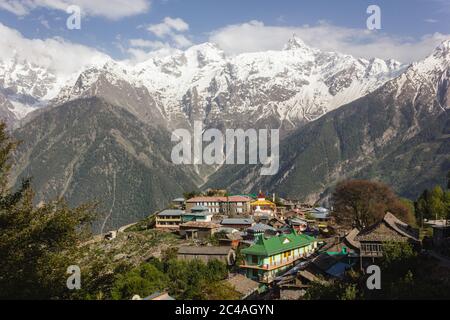 Vue sur le village de Kalpa entouré par les sommets himalayens de la chaîne de Kinner Kailash à Kinnaur, Inde. Banque D'Images