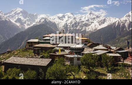 Vue sur le village de Kalpa entouré par les sommets himalayens de la chaîne de Kinner Kailash à Kinnaur, Inde. Banque D'Images