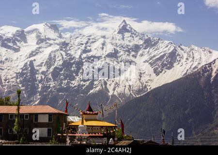 L'ancien monastère bouddhiste jaune avec le toit de la montagne de Kinner Kailash dans le village de Kalpa à Kinnaur, en Inde Banque D'Images