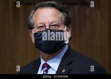 Washington, États-Unis. 25 juin 2020. Le sénateur Gary Peters, membre de rang (D-MI) écoute en tant que commissaire intérimaire des douanes et de la protection des frontières (CBP) des États-Unis, Mark Morgan, témoigne d'une audience de surveillance du Comité sénatorial de la sécurité intérieure et des affaires gouvernementales, qui examine le CBP à Capitol Hill, à Washington, DC, le jeudi 25 juin 2020. Photo de piscine par Tom Williams/UPI crédit: UPI/Alay Live News Banque D'Images