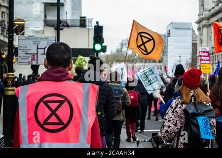 LONDRES/ANGLETERRE – FÉVRIER 22 2020 : extinction les manifestants de la rébellion durant le 2020 février mars avec l'avenir des parents 4 Banque D'Images