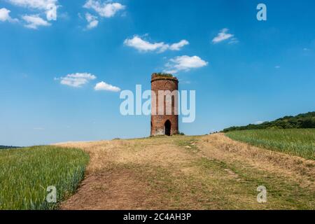 Wilder's Folly on Nuntide Hill à Reading, Royaume-Uni, vu au milieu de l'été contre un ciel bleu. Banque D'Images