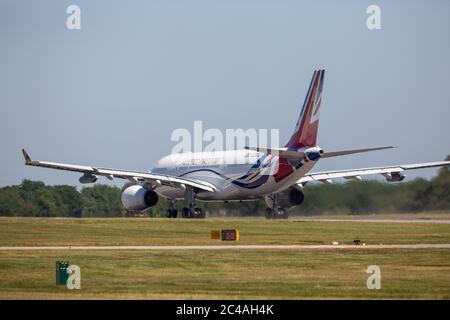 La photo du 25 juin montre l'Airbus Voyager RAF récemment repeint utilisé par Boris Johnson et la famille royale pour les affaires officielles quittant l'aéroport de Cambridge jeudi après-midi. Cet après-midi, on a vu le décollage de Cambridge (jeudi), l'avion nouvellement peint du Premier ministre, avec un nageoire à QUEUE GÉANT DE L'UNION. L'Airbus Voyager de la RAF, qui a subi une refonte de 900,000 £ chez Marshall Aerospace, a été repéré en vol de retour à sa base de la RAF Brize Norton dans l'Oxfordshire. L'avion, qui était autrefois gris, a été refait, avec un nouveau corps blanc et un énorme rouge, blanc et bleu Banque D'Images