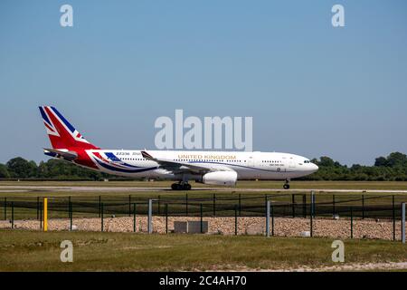 La photo du 25 juin montre l'Airbus Voyager RAF récemment repeint utilisé par Boris Johnson et la famille royale pour les affaires officielles quittant l'aéroport de Cambridge jeudi après-midi. Cet après-midi, on a vu le décollage de Cambridge (jeudi), l'avion nouvellement peint du Premier ministre, avec un nageoire à QUEUE GÉANT DE L'UNION. L'Airbus Voyager de la RAF, qui a subi une refonte de 900,000 £ chez Marshall Aerospace, a été repéré en vol de retour à sa base de la RAF Brize Norton dans l'Oxfordshire. L'avion, qui était autrefois gris, a été refait, avec un nouveau corps blanc et un énorme rouge, blanc et bleu Banque D'Images