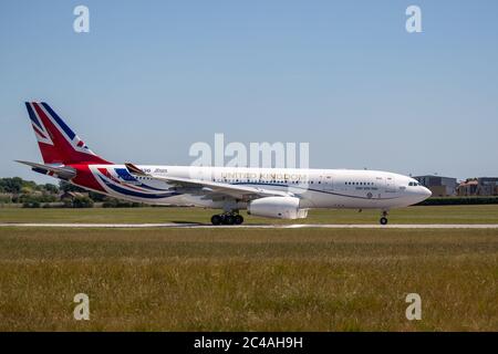 La photo du 25 juin montre l'Airbus Voyager RAF récemment repeint utilisé par Boris Johnson et la famille royale pour les affaires officielles quittant l'aéroport de Cambridge jeudi après-midi. Cet après-midi, on a vu le décollage de Cambridge (jeudi), l'avion nouvellement peint du Premier ministre, avec un nageoire à QUEUE GÉANT DE L'UNION. L'Airbus Voyager de la RAF, qui a subi une refonte de 900,000 £ chez Marshall Aerospace, a été repéré en vol de retour à sa base de la RAF Brize Norton dans l'Oxfordshire. L'avion, qui était autrefois gris, a été refait, avec un nouveau corps blanc et un énorme rouge, blanc et bleu Banque D'Images