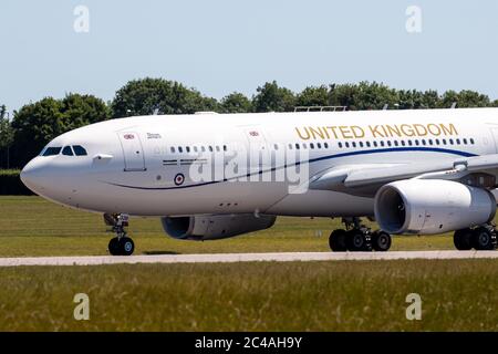 La photo du 25 juin montre l'Airbus Voyager RAF récemment repeint utilisé par Boris Johnson et la famille royale pour les affaires officielles quittant l'aéroport de Cambridge jeudi après-midi. Cet après-midi, on a vu le décollage de Cambridge (jeudi), l'avion nouvellement peint du Premier ministre, avec un nageoire à QUEUE GÉANT DE L'UNION. L'Airbus Voyager de la RAF, qui a subi une refonte de 900,000 £ chez Marshall Aerospace, a été repéré en vol de retour à sa base de la RAF Brize Norton dans l'Oxfordshire. L'avion, qui était autrefois gris, a été refait, avec un nouveau corps blanc et un énorme rouge, blanc et bleu Banque D'Images