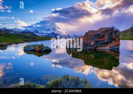 Matterhorn reflétée dans le Stellisee au coucher du soleil, Zermatt, Valais, Suisse Banque D'Images