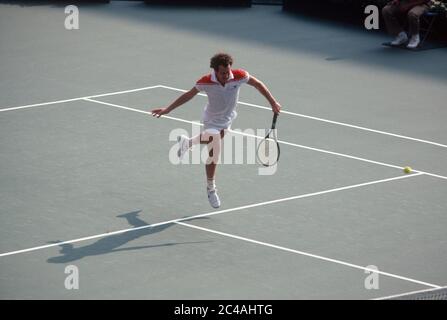 John McEnroe bondissant pour un vol à main levée pendant l'US Open 1983 à Flushing Meadows, New York Banque D'Images