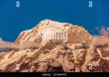 La vue magnifique d'un pic enneigé dans une chaîne de montagnes himalayenne dans le village de Kalpa à Kinnaur dans l'Himalaya indien. Banque D'Images
