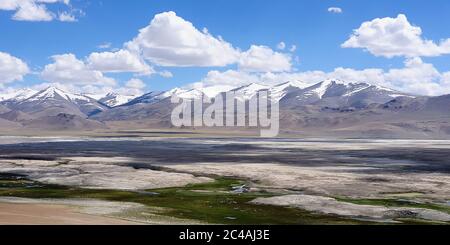 Vue sur le lac TSO Kar, Leh District, Inde. Banque D'Images