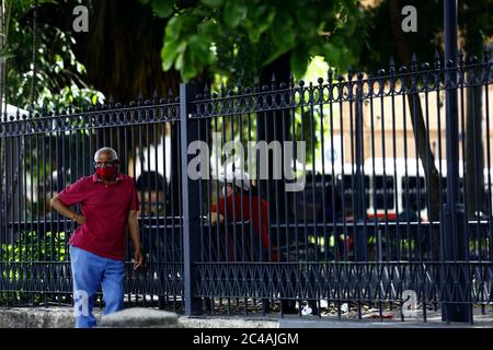 Valence, Carabobo, Venezuela. 25 juin 2020. 25 juin 2020. Les Vénézuéliens tentent de se recréer et de mener leur vie quotidienne dans la rue, malgré la radicalisation de la quarantaine ordonnée par Nicolas Maduro, ayant un rebond dans les cas des personnes touchées par les covids. Photo: Juan Carlos Hernandez crédit: Juan Carlos Hernandez/ZUMA Wire/Alay Live News Banque D'Images