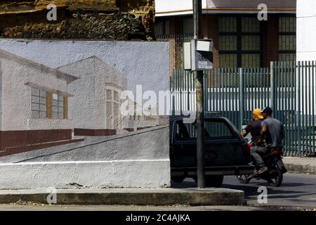 Valence, Carabobo, Venezuela. 25 juin 2020. 25 juin 2020. Les Vénézuéliens tentent de se recréer et de mener leur vie quotidienne dans la rue, malgré la radicalisation de la quarantaine ordonnée par Nicolas Maduro, ayant un rebond dans les cas des personnes touchées par les covids. Photo: Juan Carlos Hernandez crédit: Juan Carlos Hernandez/ZUMA Wire/Alay Live News Banque D'Images