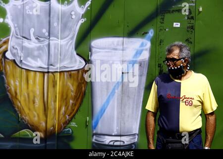 Valence, Carabobo, Venezuela. 25 juin 2020. 25 juin 2020. Les Vénézuéliens tentent de se recréer et de mener leur vie quotidienne dans la rue, malgré la radicalisation de la quarantaine ordonnée par Nicolas Maduro, ayant un rebond dans les cas des personnes touchées par les covids. Photo: Juan Carlos Hernandez crédit: Juan Carlos Hernandez/ZUMA Wire/Alay Live News Banque D'Images