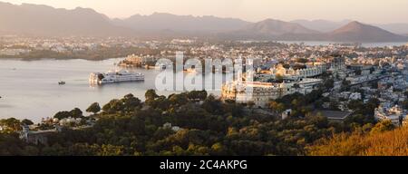 Vue panoramique du palais de la ville et du lac Pichola au coucher du soleil heure d'or soir de haut point de vue à Udaipur . Rajasthan, Inde Banque D'Images