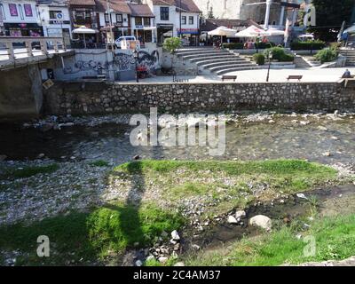 Magnifiques panoramas de Prispen et promenades dans la ville. Un endroit inhabituel qui a conservé son arôme après les conflits au Kosovo Banque D'Images