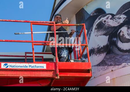 Oceanarium l'aquarium de Bournemouth reçoit une couche de peinture le jour le plus chaud de l'année pendant la vague de chaleur à la plage de Bournemouth, Dorset UK en juin Banque D'Images