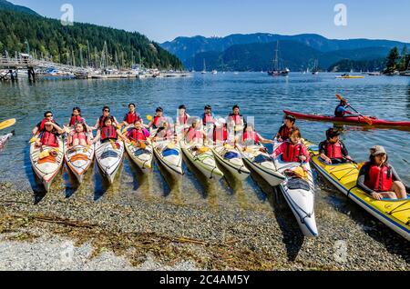 Groupe d'adolescents de kayakistes débutants obtenir la formation de Deep Cove Canoe et instructeur de kayak, Deep Cove, District de North Vancouver, Colombie-Britannique, Canad Banque D'Images