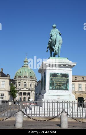 Place du Palais Amalienborg avec une statue de Frederick V sur un cheval. Il est au centre du palais Amalienborg, Copenhague, Danemark. Banque D'Images