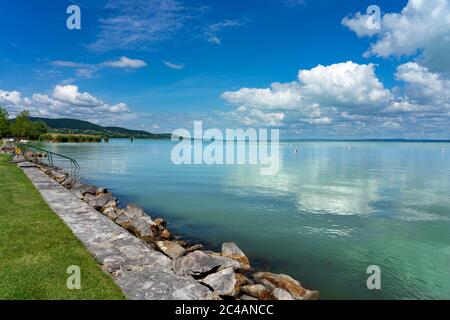 Image simple sur le lac Balaton en Hongrie depuis la plage de Badacsony avec ciel bleu et la rafle et les escaliers dans l'eau. Banque D'Images