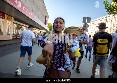 Moscou, Russie. 24 juin 2020 UNE gitane implorant de l'argent dans une rue près du bâtiment du théâtre de satire (à gauche) le jour du défilé militaire sur la place Rouge à Moscou, en Russie, Banque D'Images