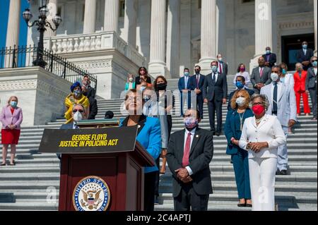 La présidente du Black Caucus du Congrès Karen Bass (démocrate de Californie), Représentante des États-Unis, fait des remarques tandis qu'elle est rejointe par d'autres membres du Congrès sur les marches de la Chambre du Capitole des États-Unis, Pour une conférence de presse avant le vote sur la loi George Floyd Justice in police Act de 2020 à Washington, DC., le jeudi 25 juin 2020. Crédit : Rod Lamkey / CNP / MediaPunch Banque D'Images