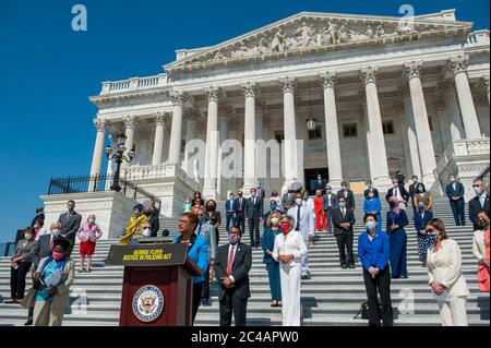 Karen Bass (démocrate de Californie), présidente du Black Caucus du Congrès et représentante des États-Unis, fait des remarques tandis qu'elle est rejointe par d'autres membres du Congrès sur les marches de la Chambre du Capitole des États-Unis, Pour une conférence de presse avant le vote sur la loi George Floyd Justice in police Act de 2020 à Washington, DC., le jeudi 25 juin 2020. Crédit : Rod Lamkey / CNP / MediaPunch Banque D'Images