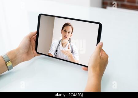 Chat de vidéoconférence avec Doctor sur tablette Banque D'Images